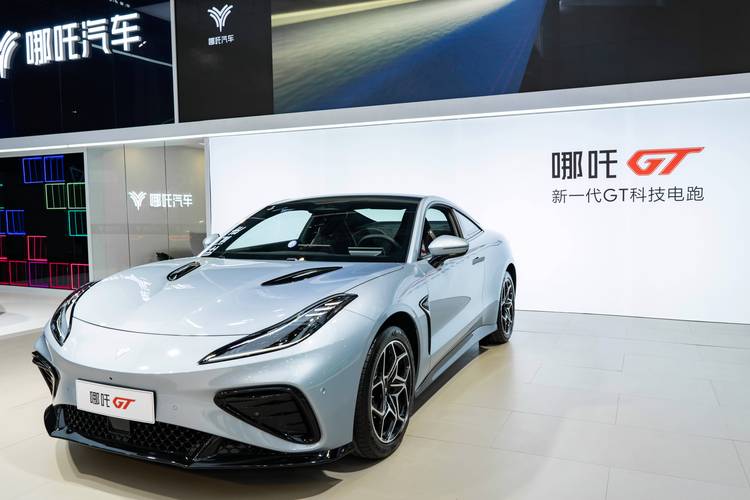 惠州76哪吒汽车在智能汽车领域的表现，领途汽车在新能源汽车市场中的影响力